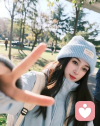 脸红恐惧症
通常见于年轻的女孩，因为一次在男性或公众面前脸红，她觉得不能接受，于是她叮嘱自己下次再遇到这样的场合一定不能脸红。
这句话本身就藏着一个误区﹣她以为脸红这件事是自己的思维可以控制的，但其实脸红是植物神经系统的事，是我们普通人很难控制的。相反，下次再遇到这种场合一定不能脸红其实是一个暗示，她的潜意识，或者说植物性神经系统很难接收到不能的信号，相反倒接收到了脸红的信号，于是再到了类似的场合，她反而会更容易脸红配图