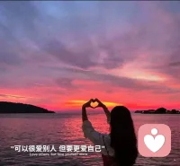 愿明日花开满径, 我为自己掌灯, 不再彷徨。
没有伞的日子, 成为自己的屋檐, 才是最稳的依靠。配图