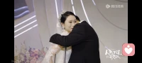 人间一直有真情

何其不幸又幸运
为何平凡又不平凡
被珍惜的爱如宝石
璀璨又让人感动配图