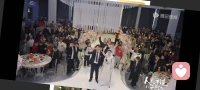 人间一直有真情

何其不幸又幸运
为何平凡又不平凡
被珍惜的爱如宝石
璀璨又让人感动配图