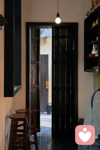 别人是会离开的，
但是你自己一直都在，
所以每天好好吃早餐，
房间里常备鲜花，
偶尔给自己买礼物，
生活的秘密不过如此，
那些平静之中留在你生命里的就是你想要的，
也是真正属于你的，
不必多，但要好。