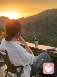 人这一生，宁愿活得薄情坦荡，也别终日自我拧巴。命是自己的，幸福自己说了算，不必活在别人定义的成功里。