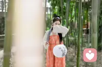 🌱.📖【我的心理微博第一篇】偏爱黛玉，更偏爱她‘不被环境磨掉的独特’。在繁华却清冷的大观园里，她守着自己的小世界：葬花有仪式感，写诗藏心事，待人待事直白坦荡，从不用‘大家都这样’绑架自己。这份‘纵有千万人，我自守我心’的坚定，才是最难得的清醒。原来‘活成自己’，从来都是最珍贵的选择。你呢？有没有某刻也因坚守自我而觉得无比踏实？”