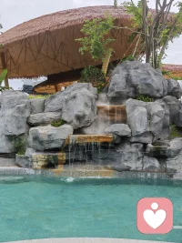 清明安康，城市的公园里，人们三三两两结伴而行，或放风筝，或野餐，享受着难得的闲暇时光，清明不仅是祭祖的日子，也是亲近自然的好时机