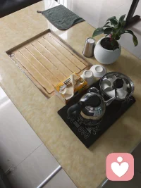 情绪风暴，突然的一个动机，这个动机在别人看来很突然，但是只有你自己最清楚，他可能来自很多年前为什么会对你有触动，就是因为同样或类似的一句话，再一次到了你的耳中，而对于自尊心要强的你来说：这是对你人格的一种肯定和侮辱！而这种肯定和侮辱，你是早就知道的，因为你这么多年也在极力的想摆脱这个东西，但是到最后发现别人又在用这个话来否定你，但否定的是你一个所有的一个努力，哪怕你的努力是没有任何成果的。于此，你的所有的一个人设标签，在这一刻就彻底崩塌了！因为你要做的一件事情，将会彻底颠覆这些标签，你开始把原罪归于对方，觉得自己所做的一切都是对方给逼的，另一方面，又觉得对方完全没有做好一个自身立场，而是做了一个拱火和非黑即白观点论的角色。而当人有这样一个心理的时候，别人平时对他一个很正常的一个善意举动，他都会记很久。#心理咨询# 人格推演 #纷争开始了 #情感咨询配图