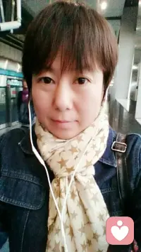50+成熟倾听师，短发干练，温和沉稳，自带岁月沉淀的共情力。

不年轻气盛，不急躁说教，只懂稳稳接住你的情绪。
 
擅长陪伴：

婚姻内耗、亲子焦虑、职场压力、深夜失眠、情绪低落、自我否定、无人诉说的委屈。
 
全程严格保密，不打断、不评判、不贴标签。
像身边靠谱的姐姐，耐心听你慢慢说，陪你梳理心结，
走出内耗，找回内心的平静与力量。
 
信任很贵，我不辜负；心事很重，我愿意听。配图