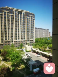 谁都有说不出口的委屈，心里压抑久了真的很难熬，抱抱你，我懂这种感受。
​
成年人的情绪从来都身不由己，不用一直硬撑，难过的时候可以好好倾诉一下。
​
. 很多心事只能藏在心里，无人理解，无人诉说，真的太孤单配图