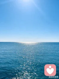 世界很吵，我在这里，安静听你说。
 
把心事交给风，把情绪说给我听。
 
每一段倾诉，都值得被温柔接住配图