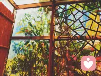 如何辨別自己的依戀模式
辨別自己的依戀模式可以通過以下幾個方面來進行： 1.?自我反思：思考在親密關系中的典型感受和行為。比如，是否容易感到不安或焦慮，是否過于依賴對方的回應，或者是否傾向于保持獨立和距離。 2.?回憶過去的關系：回想童年時期與父母或主要照顧者的關系，以及成年后的戀愛關系，觀察其中的模式和共同點。 3.?對分離和重逢的反應：注意自己在與親密的人分別時和再次相聚時的情緒和行為表現。比如，是極度焦慮害怕分離，還是相對淡定；重逢時是充滿喜悅和安心，還是有些疏離。 4.?信任和依賴程度：評估自己對他人的信任程度，以及在依賴他人和獨立自主之間的平衡傾向。 5.?情緒穩定性：觀察在親密關系中自己的情緒是否容易波動，是否經常因為對方的行為而產生較大的情緒反應。 需要注意的是，依戀模式并非一成不變，通過自我認知和成長，可以逐漸調整和改善。配圖