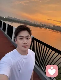 “夕阳会落到你身上，希望你也能快乐一场”