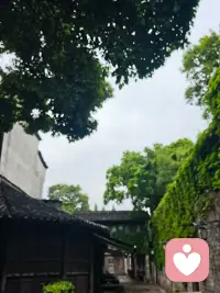 生活大多时候是重复的，但这不代表它乏味。清晨的一杯温水，傍晚的一抹晚霞，甚至是刚晒过的被子上的阳光味。琐碎里藏着温柔，平凡中看见欢喜，不慌不忙，一程自有一程的芬芳。配图