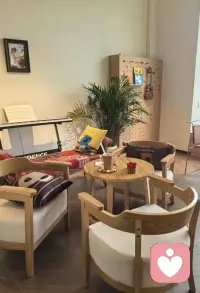 平日里我作息安稳，甚少出门，多数日子守在屏幕前承接来访者的情绪与迷茫，今日难得被朋友约着外出小坐喝咖啡。暂且关掉对话框，跳出咨询师的角色，伴着咖啡香气闲谈度日。
短暂的松弛不会冲淡我对这份工作的热爱，恰恰是这样细碎的相聚补给心力，休整过后，依旧满怀热忱回归这里，继续陪伴需要倾诉的人。配图