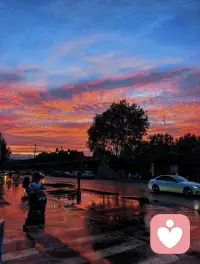 咨询师对来访者的无条件积极关注是一种怎样的体验呢？这就好比阳光。阳光照耀大地时，不会因为这朵花是红色的就多照一点，也不会因为那根草是枯黄的就少照一点。它提供温暖，但不要求植物必须长成什么样子才给予温暖☀️🍀💐