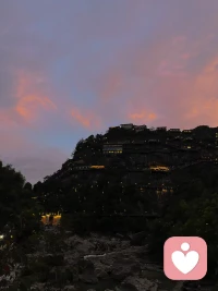 不必著急驅散陰霾，你本身就是穿透迷霧的那道光。配圖