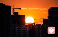 剛接完一個(gè)咨詢，想起大學(xué)老師曾說(shuō):沒(méi)有任何一個(gè)人能把你變得越來(lái)越好，你越來(lái)越好的原因，是因?yàn)槟阋淮未蔚慕?jīng)歷，一次次的放下，一次次的自救，又一次次的成長(zhǎng)。引路靠貴人，走路靠自己，成長(zhǎng)是靠經(jīng)歷。一個(gè)人最大的勇氣和底氣，就是努力和不在乎，一定要救自己于水火之中，哪怕千千萬(wàn)萬(wàn)次。配圖