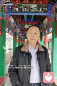 《错过》
我们都在猜测对方，是否会想起自己，
都在期待对方先主动。
于是，我们各怀心事，渐行渐远。