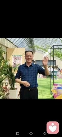 《一个人的快乐》
一个人的快乐，不是因为他拥有的多，而是他计较的少。不计较，就是与生活和谈，与世界言欢。
不在无谓的小事上浪费过多精力。每个人的内心都有一块福田，拔出心灵的杂草，才有富裕的地方盛开幸福的鲜花。人生的高度不是你看清了多少，而是你看轻了多少。若无闲事挂心头，便是人间好时节。