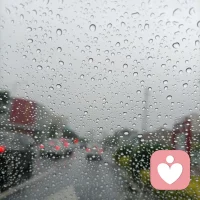 就喜欢这样的雨～
打在车窗上，汇聚一条雨线
瞬间滑下的感觉！