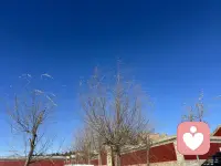 人生在世，谁也不能做到任何人都喜欢，所以没必要去讨好别人，更不必纠结于别人对自己的评价。珍惜那些珍惜自己的人，忽略那些忽略你的人，做自己喜欢的自己就好。