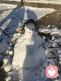 下雪了，堆了一个小小的雪人，材料有限，虽然颜值稍微差了那么一点点！！