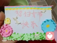 这个贺卡做的慢慢的都是细节！美丽的花朵，五颜六色；洁白的蝴蝶翩翩飞舞在花丛中国。嫩绿的，深绿的草地像毯子一样铺满大地…多么和谐又美好的画面，贺卡整体非常的精致，立体！收到这样的贺卡真的好幸福，也祝所有好力友女性，节日快乐👸👸👸做自己的女王👄💅