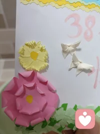 这个贺卡做的慢慢的都是细节！美丽的花朵，五颜六色；洁白的蝴蝶翩翩飞舞在花丛中国。嫩绿的，深绿的草地像毯子一样铺满大地…多么和谐又美好的画面，贺卡整体非常的精致，立体！收到这样的贺卡真的好幸福，也祝所有好力友女性，节日快乐👸👸👸做自己的女王👄💅