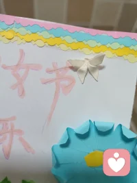 这个贺卡做的慢慢的都是细节！美丽的花朵，五颜六色；洁白的蝴蝶翩翩飞舞在花丛中国。嫩绿的，深绿的草地像毯子一样铺满大地…多么和谐又美好的画面，贺卡整体非常的精致，立体！收到这样的贺卡真的好幸福，也祝所有好力友女性，节日快乐👸👸👸做自己的女王👄💅