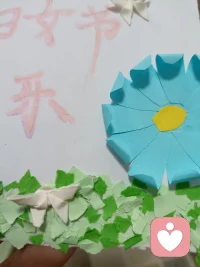 这个贺卡做的慢慢的都是细节！美丽的花朵，五颜六色；洁白的蝴蝶翩翩飞舞在花丛中国。嫩绿的，深绿的草地像毯子一样铺满大地…多么和谐又美好的画面，贺卡整体非常的精致，立体！收到这样的贺卡真的好幸福，也祝所有好力友女性，节日快乐👸👸👸做自己的女王👄💅