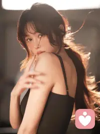 焦慮癥不是“瞎操心”，這些事千萬別做！

如今不少人莫名心慌、坐立難安，總被一種無形的緊張感籠罩，可能已被焦慮癥悄悄盯上。焦慮癥并非單純的“想太多”，它是一種復雜的神經癥性障礙，大腦神經遞質失衡、神經內分泌系統紊亂，都可能成為誘因。長期處于高壓環境、過度勞累、遭遇重大生活變故的人，發病風險往往更高。

它不僅影響心理健康，還會讓身體“亮紅燈”，引發頭痛、胃痛、肌肉緊張等軀體癥狀，干擾正常生活與工作，必須科學應對。適度運動能促使大腦分泌內啡肽，有效緩解焦慮，還能增強體質。

有三件事千萬別做：一是長期封閉自我，拒絕社交。獨處雖能短暫放松，但過度隔離會加劇孤獨感，讓焦慮情緒不斷發酵；二是作息混亂，日夜顛倒。睡眠不足會打亂大腦神經節律，削弱情緒調節能力，使焦慮雪上加霜；三是陷入“災難化思維”，總把事情往最壞處想。這種思維模式會不斷放大焦慮，讓人陷入惡性循環。

焦慮癥并不可怕，拖延才最棘手。輕度焦慮可通過冥想、深呼吸、規律作息等方式自我調節；中度以上則需在醫生指導下，結合藥物治療與心理干預。若身邊人變得煩躁不安、過度擔憂，別指責他們“杞人憂天”，耐心陪伴，鼓勵其尋求專業幫助。

生活充滿挑戰，焦慮在所難免。我們要學會正視情緒，接納不完美，不苛責自己。每天給自己留些放松時間，聽聽音樂、散散步、做做喜歡的事。遇到困難，別獨自硬扛，主動向親友傾訴，或尋求心理咨詢師的幫助。只要積極面對，定能驅散焦慮陰霾，重獲內心安寧。