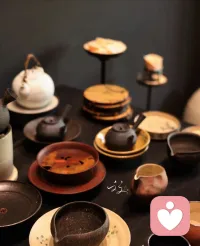 别让别人的嘴，决定你的人生
你有没有过这样的时刻：别人一句无心的话，你会在心里反复琢磨好几天；一个不经意的眼神，你会怀疑是不是自己哪里做得不好；甚至别人的一个错误决定，你都会归咎于自己不够好。我们总在不自觉地用别人的言行惩罚自己。别人的否定变成了我们的自我怀疑，别人的恶意变成了我们的自我伤害，别人的期待变成了我们的枷锁。但你忘了，爱自己最基本的底线，就是永远不要为别人的情绪和错误买单。别人的话，从来都不是你的判决书。那些随口评价你的人，根本不了解完整的你。他们只看到了你某一个瞬间的样子，就轻易给你贴上标签；他们只听到了片面的信息，就武断地对你下结论。他们的评价里，藏着的是他们自己的认知局限、情绪垃圾和人生偏见，与真实的你毫无关系。 
真正的爱自己，从建立三道心理防线开始。
第一道防线，是情绪防火墙。当别人的话语让你感到不舒服时，先在心里按下暂停键。不要立刻把别人的话照单全收，而是问自己三个问题：这句话是事实吗？说这句话的人了解全部真相吗？他的评价对我的人生真的重要吗？大多数时候，你会发现，那些让你痛苦的话，不过是别人的一时情绪宣泄，根本不值得你消耗自己。
第二道防线，是自我肯定清单。每天睡前写下三件你今天做得好的小事，哪怕只是今天按时吃了早饭今天对陌生人笑了今天坚持看完了一本书。自卑的根源，是我们总盯着自己的缺点不放，却忽略了自己的闪光点。当你不断积累对自己的正面评价，内心的力量就会慢慢生长。 
第三道防线，是课题分离。这是心理学家阿德勒提出的重要概念：别人怎么看待你，是别人的课题，你无法控制，也无需负责；你怎么活自己的人生，才是你的课题。别人喜欢你也好，讨厌你也罢，那都是他们的事，与你无关。你只需要对自己的人生负责，活成自己喜欢的样子就够了。
请记住这三个真相：第一，你不需要所有人的认可。这个世界上总有不喜欢你的人，哪怕你做得再好。与其讨好所有人，不如讨好自己。第二，你的价值不需要别人来证明。你存在的本身，就已经足够珍贵。第三，真正的强大，不是没有人能伤害你，而是没有人能再左右你的情绪。
爱自己不是自私，而是一种责任。当你不再用别人的错误惩罚自己，当你学会温柔地对待自己，你会发现，整个世界都变得温柔起来。那些曾经让你辗转难眠的人和事，都会变成过眼云烟。从今天起，把别人的话还给别人，把自己的人生还给自己。你值得被好好对待。配图