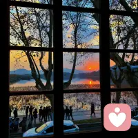 其实，选错了就选错了，别一遍一遍地后悔，总寻思着如果当初怎么样就好了。就算可以重来，以你当时的阅历和心态，你还是会选择那条不完美的路。人生如棋，落子无悔，抉择本身就是向前，所以，不要去美化那条你没有选过的路。
       人一定要具有翻篇的能力，过去的就让它过去，拿得起也放得下，不消耗自己，也别委屈求全，不依不饶就是画地为牢。这个世界没有真正快乐的人，只有想得开的人，世界万物都在治愈你，只有你不肯放过自己。🌞