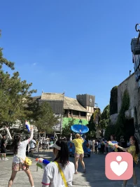 人生为什么一定要有意义呢？
我们好像从小就被教育要努力、要有目标、要成为有用的人，但人生
可不可以只是晒晒太阳、吹吹风、吃顿好吃的
可不可以有一段时间，什么都不想，什么都不做？
可不可以承认，我就是不知道自己想要什么？