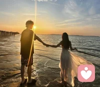 兩性關系里的舒適法則：分寸里藏深情，包容中見長久
 
親密關系的本質從不是彼此捆綁的窒息，而是兩個獨立個體相互滋養的自在，真正舒適的相處，藏在分寸感、共情力與雙向奔赴里，既保留自我棱角，又能溫柔契合彼此節奏。
 
相處的核心，是守住“邊界感”不越界。每個人都有專屬的心理空間，尊重對方的獨處時光、社交圈子與個人選擇，不強迫改變，不過度窺探。不必事事追問行蹤，不把自己的期待強加于人，允許對方有不同的喜好與觀點，也保留自己的熱愛與堅持。就像兩棵并肩生長的樹，根系在地下悄悄相依，枝葉卻能各自向陽舒展，沒有一方的遷就委屈，只有互不干擾的自在安心。
 
共情與傾聽，是化解矛盾的鑰匙。親密關系中難免有分歧，比起爭對錯、辯輸贏，懂得換位思考更重要。當對方傾訴情緒時，不急于反駁辯解，不隨意評判指責，而是放下偏見耐心傾聽，試著站在對方的角度理解感受——委屈時給一句認可，迷茫時給一份接納，憤怒時給一點包容。很多矛盾的根源從不是事情本身，而是不被理解的孤獨，好好傾聽、真誠共情，就能守住關系里的溫度，減少不必要的內耗。
 
雙向付出，是關系長久的底氣。舒適的關系從不是單方面的索取或妥協，而是你懂我的付出，我惜你的真心，彼此雙向回應、等價奔赴。不用刻意計較得失，但要記得雙向回饋：對方為生活瑣事操勞時，主動搭把手分擔；對方為關系用心付出時，及時表達認可與感謝。小事里的惦記，日常中的遷就，雙向流動的愛意，才能讓關系在歲月里穩步前行，不慌不忙。
 
接納不完美，是相處的終極智慧。沒有人是完美的，親密關系里最難得的，是看清對方的缺點后依然選擇接納。不揪著過往的過錯不放，不拿他人的優點對比苛責，允許彼此有小瑕疵、小脾氣，學會在磨合中包容，在包容中成長。接納不完美，不是妥協退讓，而是明白感情里沒有絕對的契合，只有愿意彼此包容的心意，唯有如此，才能在平淡日常里守住安穩，在柴米油鹽中留住浪漫。
 
好的兩性關系，從來不是轟轟烈烈的激情，而是細水長流的舒適。守住邊界不越界，心懷共情懂包容，雙向付出共成長，接納不完美守初心，兩個獨立的人彼此滋養、互相成就，才能讓關系長久保鮮，安穩走過歲歲年年。配圖