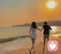 兩性關系里的舒適法則：分寸里藏深情，包容中見長久
 
親密關系的本質從不是彼此捆綁的窒息，而是兩個獨立個體相互滋養的自在，真正舒適的相處，藏在分寸感、共情力與雙向奔赴里，既保留自我棱角，又能溫柔契合彼此節奏。
 
相處的核心，是守住“邊界感”不越界。每個人都有專屬的心理空間，尊重對方的獨處時光、社交圈子與個人選擇，不強迫改變，不過度窺探。不必事事追問行蹤，不把自己的期待強加于人，允許對方有不同的喜好與觀點，也保留自己的熱愛與堅持。就像兩棵并肩生長的樹，根系在地下悄悄相依，枝葉卻能各自向陽舒展，沒有一方的遷就委屈，只有互不干擾的自在安心。
 
共情與傾聽，是化解矛盾的鑰匙。親密關系中難免有分歧，比起爭對錯、辯輸贏，懂得換位思考更重要。當對方傾訴情緒時，不急于反駁辯解，不隨意評判指責，而是放下偏見耐心傾聽，試著站在對方的角度理解感受——委屈時給一句認可，迷茫時給一份接納，憤怒時給一點包容。很多矛盾的根源從不是事情本身，而是不被理解的孤獨，好好傾聽、真誠共情，就能守住關系里的溫度，減少不必要的內耗。
 
雙向付出，是關系長久的底氣。舒適的關系從不是單方面的索取或妥協，而是你懂我的付出，我惜你的真心，彼此雙向回應、等價奔赴。不用刻意計較得失，但要記得雙向回饋：對方為生活瑣事操勞時，主動搭把手分擔；對方為關系用心付出時，及時表達認可與感謝。小事里的惦記，日常中的遷就，雙向流動的愛意，才能讓關系在歲月里穩步前行，不慌不忙。
 
接納不完美，是相處的終極智慧。沒有人是完美的，親密關系里最難得的，是看清對方的缺點后依然選擇接納。不揪著過往的過錯不放，不拿他人的優點對比苛責，允許彼此有小瑕疵、小脾氣，學會在磨合中包容，在包容中成長。接納不完美，不是妥協退讓，而是明白感情里沒有絕對的契合，只有愿意彼此包容的心意，唯有如此，才能在平淡日常里守住安穩，在柴米油鹽中留住浪漫。
 
好的兩性關系，從來不是轟轟烈烈的激情，而是細水長流的舒適。守住邊界不越界，心懷共情懂包容，雙向付出共成長，接納不完美守初心，兩個獨立的人彼此滋養、互相成就，才能讓關系長久保鮮，安穩走過歲歲年年。配圖