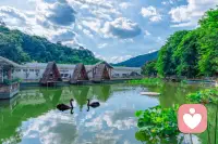 ??早上好！當我們擁抱陽光的時候，陽光也在擁抱我們。當我們凝視深淵的時候，深淵也在凝視我們。愛是深深地看見和接納，愛是如其所是。讓花成花??，讓樹成樹??。天空有云飄過，心情像云朵，我們是天空～