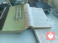 什么是社交恐懼癥?社交恐懼癥也叫做【社交焦慮障礙]，社交恐懼癥患者暴露在公開場合、社交場合時會感到焦慮和恐懼，他們通?；乇苓@些場合，或者抱著極大的焦慮忍受著。
一般情況下，他們的恐懼、焦慮來源于擔心自身形象、 表現達不到他人期待，以及對他人的審視感到不適。
社交恐懼癥產生的焦慮情況，比正常的焦慮害怕情緒更為嚴重，它會表現為出汗、發抖、 心悸嘔吐等狀況。
社恐的10個表現:
1、很長的一段時間宅在家里不出門，不愿跟人接觸甚至不愿出去吃飯。
2、 害怕一切需要發言/表現自己的活動， 因為不自信所以說話聲音很小很小。
3、遠遠的看到認識的人就開始糾結是打招呼還是繞道走。
4、內心世界很豐富且充滿了各種想象，但是展現出來的卻是無聲的距離感
5、 聚會總是一個人埋頭吃，很少和別人交談也不想和別人交談。
6、 明明很孤獨卻會拒絕多數人的邀請，認為待在家里是最舒服自在的事情。
7、 說話時總是躲閃別人的眼睛，不敢和別人對視，怕被別人窺探到自己的內心。
8、到新的環境(比如換學校，換工作等)會害怕要重新認識新的朋友。
9、 不喜歡接電話，靜音狀態，幾乎不發語音，用文字說話。
10、 和別人聊天需要搭訕時，腦袋片空白， 知道該怎么接話，想避開人群。
6個方法克服社恐
1、自我接納
大方承認并接納自己是社恐的事實。這并不意味著你有什么問題，只是你在某些場合中的不安或緊張會多一點。既然如此，給自己一些寬容和理解?？梢哉f“大家好，不好意思，我有一點社恐，不怎么會表達，還請大家多多包涵?！?2、停止瞎想
內心戲太多，是因為你過于在乎別人對你的看法。還沒開始做什么，你就開始腦補最糟糕的事，反而增加了自己的心理壓力。
3、放慢語速
人一緊張，就容易說話語速過快。語速一快，腦子跟不上嘴，就容易磕磕巴巴、語無倫次，說得亂七八糟的，反而影響發揮，形成負反饋。
4、“一次性”社交
當社交帶著明顯的目的時，這件事就成為了一項任務。以完成任務的心態去社交，會增加自己的社交壓力，越想要達到目標反而越容易出錯。試著理解你不可能把每個人都變成自己的朋友。有很多人都是見一次面就不會再見的。
5、大方做自己
在社交場合，能融進去就融，融不進去也不用刻意逼自己去開啟話題。
6、不斷提升自己
提升自己的各項能力，如表達能力、溝通技巧。關注自己的優點，提升自信，培養氣場，都會讓自己說話時更有底配圖