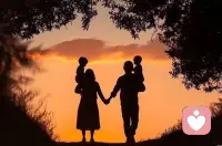 凌晨两点收到一条消息，是结婚五年的一位女士发来的：“今天是结婚纪念日，我们一起吃了饭，全程没超过十句话。回家后他刷手机，我坐在沙发上，明明两个人在同一空间，却比一个人时更累。”

这种“同在一处的孤独”，是太多长期婚姻里的常态。人们总以为婚姻的疲惫源于“激情褪去”，但接触过几十对夫妻后我发现，真正消耗人的从不是激情的消失，而是我们没学会和“激情后的婚姻”相处。

很多人在婚姻初期，都把“心动感”当成关系的支撑。恋爱时的牵手会心跳加速，对方的一个笑话能让自己笑很久，甚至连争执后的和解都带着新鲜感。可这些基于荷尔蒙的情绪，本就会随着时间趋于平淡——就像人不会永远对同一款食物保持饥饿感，婚姻也不可能永远停留在“热恋模式”。真正的问题不在于激情消失，而在于我们不肯接受“激情只是婚姻的序幕，不是主线”。有位先生曾跟我说，他总觉得现在的婚姻“有问题”，因为再也找不到刚结婚时的感觉，于是开始回避沟通，甚至刻意加班晚归。可他没意识到，他抵触的不是妻子，而是自己对“婚姻必须有激情”的执念。当我们把“没感觉”等同于“不爱了”，关系自然会陷入僵局。

婚姻里的另一种累，源于“角色错位”。有对夫妻结婚十五年，妻子总抱怨丈夫“不像以前那样体贴”，丈夫却觉得妻子“越来越挑剔”。深入聊下去才发现，妻子仍在用“恋爱时的标准”要求丈夫——希望他记住每一个纪念日，主动察觉自己的情绪；而丈夫则默认“结婚多年，该把精力放在养家上”，忽略了情感回应。其实，婚姻不同阶段的“需求”本就不同：热恋时需要“浪漫感”，新婚时需要“适配感”，而长期婚姻里，更需要“默契感”。就像人在不同季节需要不同的衣服，婚姻在不同阶段也需要不同的相处模式。如果始终用过去的标准衡量现在的关系，就像穿着夏天的裙子过冬，只会彼此折磨。

还有一种隐藏的疲惫，是“把对方当成自己的延伸”。有位女士总因为丈夫“不按自己的方式做事”生气：碗没按她的习惯放进消毒柜，孩子的作业没按她的方法辅导，甚至连买水果都要指责对方“不会挑”。时间久了，丈夫越来越沉默，她却越来越委屈：“我明明是为了这个家好。”可婚姻里最可怕的，就是用“为你好”的名义，要求对方变成自己想要的样子。每个人都是独立的个体，即使结婚多年，也会有不同的习惯、思维和节奏。当我们试图改造对方时，本质上是在否定对方的存在，而这种否定，会让两个人都活得很累。就像两棵长在一起的树，非要把其中一棵的枝丫