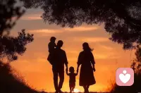 凌晨两点收到一条消息，是结婚五年的一位女士发来的：“今天是结婚纪念日，我们一起吃了饭，全程没超过十句话。回家后他刷手机，我坐在沙发上，明明两个人在同一空间，却比一个人时更累。”

这种“同在一处的孤独”，是太多长期婚姻里的常态。人们总以为婚姻的疲惫源于“激情褪去”，但接触过几十对夫妻后我发现，真正消耗人的从不是激情的消失，而是我们没学会和“激情后的婚姻”相处。

很多人在婚姻初期，都把“心动感”当成关系的支撑。恋爱时的牵手会心跳加速，对方的一个笑话能让自己笑很久，甚至连争执后的和解都带着新鲜感。可这些基于荷尔蒙的情绪，本就会随着时间趋于平淡——就像人不会永远对同一款食物保持饥饿感，婚姻也不可能永远停留在“热恋模式”。真正的问题不在于激情消失，而在于我们不肯接受“激情只是婚姻的序幕，不是主线”。有位先生曾跟我说，他总觉得现在的婚姻“有问题”，因为再也找不到刚结婚时的感觉，于是开始回避沟通，甚至刻意加班晚归。可他没意识到，他抵触的不是妻子，而是自己对“婚姻必须有激情”的执念。当我们把“没感觉”等同于“不爱了”，关系自然会陷入僵局。

婚姻里的另一种累，源于“角色错位”。有对夫妻结婚十五年，妻子总抱怨丈夫“不像以前那样体贴”，丈夫却觉得妻子“越来越挑剔”。深入聊下去才发现，妻子仍在用“恋爱时的标准”要求丈夫——希望他记住每一个纪念日，主动察觉自己的情绪；而丈夫则默认“结婚多年，该把精力放在养家上”，忽略了情感回应。其实，婚姻不同阶段的“需求”本就不同：热恋时需要“浪漫感”，新婚时需要“适配感”，而长期婚姻里，更需要“默契感”。就像人在不同季节需要不同的衣服，婚姻在不同阶段也需要不同的相处模式。如果始终用过去的标准衡量现在的关系，就像穿着夏天的裙子过冬，只会彼此折磨。

还有一种隐藏的疲惫，是“把对方当成自己的延伸”。有位女士总因为丈夫“不按自己的方式做事”生气：碗没按她的习惯放进消毒柜，孩子的作业没按她的方法辅导，甚至连买水果都要指责对方“不会挑”。时间久了，丈夫越来越沉默，她却越来越委屈：“我明明是为了这个家好。”可婚姻里最可怕的，就是用“为你好”的名义，要求对方变成自己想要的样子。每个人都是独立的个体，即使结婚多年，也会有不同的习惯、思维和节奏。当我们试图改造对方时，本质上是在否定对方的存在，而这种否定，会让两个人都活得很累。就像两棵长在一起的树，非要把其中一棵的枝丫