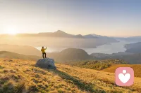 新的一天，新的开始。
不纠结过往，不焦虑未来，
脚踏实地，认真过好当下。
心怀热爱，向阳而行，
愿你积极向上，万事皆顺，
眼里有光，心中有梦，步步生配图