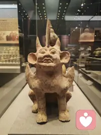 语言是由左脑控制的，往往经过了逻辑和社会规范的过滤。而艺术表达更多涉及右脑和边缘系统。通过艺术，来访者可以绕过“我应该感觉什么”的防御，直接呈现“我实际感觉什么”。
“艺术是灵魂的母语，而语言只是后来的翻译。” —— 娜塔莉·罗杰斯配图