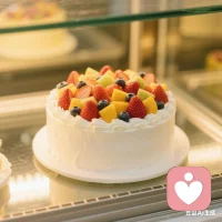 生活中處處充滿驚喜，只要你善于發(fā)現(xiàn)。驚喜可能很小，但足以令人愉悅，例如，窗外的桃花開了，路上的積雪融化了。