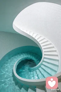 很多人绞尽脑汁地伪装成功人士的本质原因是，当你成功后你遇到的都是好人！配图