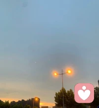 我發(fā)現(xiàn)了對一個人產生執(zhí)念的根本原因
其實并不是因為他這個人有多好，或者你有多愛他，因為人是不會只愛某一個人的，他只會愛上某一類的人。當你覺得他不可代替的時候，實際上是你在這個人身上追求著一種投射性認同的滿足。總有一天你會發(fā)現(xiàn)任何關系到幕后只是相識一場，大家也都是階段性的陪伴，那些曾經日思夜想的人，和始終都沒有答案的問題，到最后，歲月都會替你去輕描淡寫。
 
如果曾經你被忽視，你就會很喜歡花言巧語的人。如果你曾經被打壓，你就會喜歡上鼓勵你認可你的人。如果你一直乖巧懂事，自我壓抑，那你就會喜歡上那種很隨性的壞孩子。在他身邊你感受到了一種新鮮的滿足的體驗，這種體驗才是你真正上癮的根源。
 
你真正的期待并不是這個人本身，而是他可以回應你，滿足你，拯救你，以你愛他的方式來愛你。你誤以為只要你投入的更多，他就會回報給你更多，也類似于一種情感能量守恒。
 
不用想著丟掉自己的生活，一門心思的想著陪他去哪。有這個時間，你可以去培養(yǎng)自己的愛好，可以去學習。同樣的，如果他身上有吸引你的特質，那得到他最好的方式不是追隨，而是學習。你要讓你自己欣賞的東西訓練成為你的習慣，你才可以進入到你自己理想的圈子，與優(yōu)秀的人并肩站在一起。
 
理想與現(xiàn)實之間反復拉扯，“未完成”帶給人持續(xù)鈍痛。人像一個被困在琥珀里的昆蟲，執(zhí)念如同逐漸凝固的樹脂，把人包裹著。
 
分享存在主義心理學家歐文?亞隆的一句話：“你永遠可以重新選擇，但不是必須選擇”愛在流動，我們是生生不息的人，人從頭到尾能陪著自己的，從來都只有自己。配圖