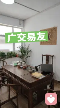 当今玄学之乱象!何也? 
我无宗教信仰，喜欢易经，略通玄学。习易多年，一直无从入门，大概易缘深厚因而从未放弃自学。每每有求测者问财官者多。不难发现当今社会多以财官为成功的标准。人之本性，施测者大多也在追逐财官的路上了。在此种背景之下，易学之乱象就不难理解了。或有初心淡泊者当踏入此之洪流中也很难独善其身。为生计奔波，初心切莫忘记。
易不言鬼，易经的古籍中没有鬼神的记录，但也找不到否定鬼神的言论。它是客观而包容的。它虽作为占卜用书躲过了焚书坑儒之劫，又岂能仅仅定义为玄学之列!易经占卜是讲推理的，有一套严格的古人智慧逻辑。或许用天气预报来比喻易经占卜更能让普通人了解一二。易经讲阴阳平衡，万事万物都有对立统一两个方面。讲阴阳相互作用而向前不断发展的规律，后发展了阴阳五行学说。它是中国文明智慧的源泉，是我们文化的根，它是规律是道。发展了几大领域和影响:1、儒学道学之源、2、中医理论。3、占卜、4军事管理学、5国学文化。学易者如果只停留在术数层面未免狭隘了。易经是哲学，是知识学问而非宗教。
综上，占卜命理不言鬼神，易经风水也不烧纸烧香。这种现象是后期与民间术数发展结合的产物。但易经也从来没有否定过鬼神学说，存在即合理，但凡有用的都是对的。易经当然有其局限性或者未解之迷。明白了易经的文化，我们应该警惕一些术数师以敛财为目的夸大其词。客观的对待生活，只做对自己有益的事情便可以了。
谈玄学离不开宗教，佛学道学都是伟大的哲学，与易经本源一致，它们是知识是学问。与易学乱象一样，生活中有太多打着正教幌子的金钱客，要警惕宗教徒轮为政治家和金钱客的工具。看看二战的宗教屠杀，看看许多宗教内部的惨烈斗争。排他且没有包容性的信仰难得安宁。看过太多伪僧伪侣的腐朽与奢靡，虽非正教但也普遍，为了几两碎银而百般降维围猎信徒的事屡见不鲜，当然信仰自由，经历不虚。
在这个玄学大师横行的时代，切莫迷恋大师，真正的大师又怎会迷恋红尘俗物，又岂能靠禁固别人的思想认知而谋取私利呢。信徒看似自由而不能自主是宗教玄学最可怕的事情。想想清楚这个弊端和逻辑也许能看清楚背后的很多事情。天之道损有余而补不足，人之道损不足而补有余。宗教玄学这个领域存在着不为人知的巨大利益链条，以信任为基础的收割让人恐惧，而且堂而皇之。
当然我们不应该因为这部分人的摸黑而否定易学和儒释道学的伟大和贡献，它们都是伟大的哲学智慧，共勉