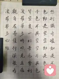 几乎所有低能量的家庭，你进到这个家庭里面去，你最先遇到的是听到他们的争吵，没有心平气和的聊，只会针锋相对的吵！一句话不对付就能够翻出陈年的旧账，最亲的人通常都是在做最狠的语言杀手，把彼此的软肋当成攻击的靶子！

​          同一扇门里的疏离，往往都是从带刺的对话开始的，有多少本该温暖的关切，最后就被噎人的争执给冰冷成像冰块一样，有很多微小的分歧，都是在翻旧账的过程中最后成了解不开的疙瘩！很多时候一句软话就能化解的矛盾，最后偏要挣个输赢对错！把家庭变成了比嗓门的赛场，这是最傻的内耗，对外陪着笑脸装和善，转头就对家人甩脸子放狠话，对陌生人包容退让，对自己的至亲寸步不让！其实这不是强势，这是糊涂！把坏情绪都倾泻给了最亲的人，伤的是情分，耗的是日子！

​        那些在外人面前贬低伴侣，在别人面前贬低孩子的那种威风，不过去藏着怯懦的虚张声势，其实难听的话戳破的从来不是道理，而是家人的那种温情，最后耗尽的是家人的温度，所以真正厉害的人在家里面从不喜欢在嘴上赢，而是面对最亲的人，也能把话说的软和，说的暖心……配图