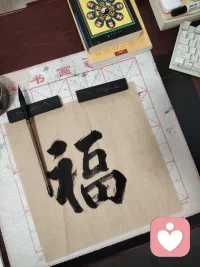 你的工作有剧本
有的人一年换好几份工作，有的人在公司当了一辈子的牛马，郁郁不得志，自己的努力得不到应有的回报，他们每天忙忙碌碌，却不知道为什么而忙，更不知道自己的天赋和优势，整个人非常的辛苦！这其实是没有找到自己的天命事业，没有找到自己的人生运行轨道，每个人的人生剧本各不相同，你是来做什么的？你的事业适合什么样的领域？在你的人生剧本里都已经标好了，有的人适合打工，他做生意就做不了，做什么亏什么，而有的人适合单干，去经商，这样才能发挥他的优势，去打工也不适合，每年都换工作，每份工作都做不长，根据人生剧本，找到适合自己的天命事业，你才能有发展，全身感到舒适……