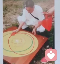 搞钱就跟打拳一个道理，核心招式很少，因为动作越少，效果越好。 
真正厉害的招数，其实都很简单。你能把一件事做到位，在一个专业点上深耕，就很牛。配图