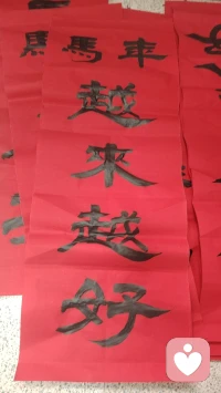 弘一法师说: 
“如果你熬到一个人喝茶，一个人散步，一个人旅行，一个人看书，没有电话，没有邀约，没有聚会，没有一些所谓的社交。 
早睡早起，善待自己，无欲无求，云淡风轻。不在乎别人评价，只要随心而活，知足常乐，顺其自然。那么恭喜你，你己达到人生最高境界。 
活到一定岁数就会明白，人一生简简单单活着最好，不在别人的世界里兵荒马乱，也不在自己的世界里自怜自爰！”配图