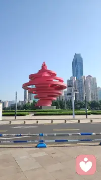 观察身边真正的有钱人，会发现他们有一个共同特点:即便明知某人不行，也不提醒、不指点、不好为人师。配图
