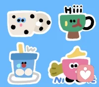 ??看似平凡的[啤酒]杯子[咖啡]，其實(shí)是一個(gè)充滿可能性的容器??。

當(dāng)人們?cè)噲D賦予它更多身份時(shí)，它便不再是單純的杯子[咖啡]：它可以是浴室里懸掛的花灑，床頭亮起的夜燈，或是盛放鮮花的迷你花瓶??。
這種身份的流動(dòng)打破了我們對(duì)日常物品的固有認(rèn)知。

每一個(gè)追問?，都像是輕輕轉(zhuǎn)動(dòng)了杯子的一面，讓它折射出不同角度的光。原來，最簡單的日常之物，也埋藏著無數(shù)未打開的想象之門。??